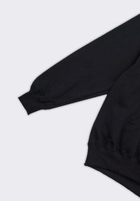 Felpa nera con polsini e colletto a costine, caratterizzata da una texture liscia e una vestibilità comoda. Il design non presenta motivi visibili né hardware.