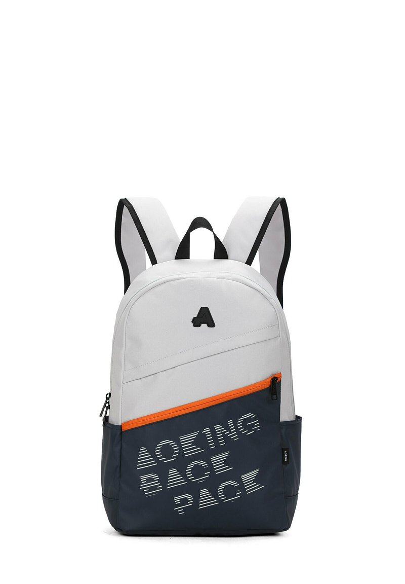 Zaino grigio e blu navy con zip arancione, caratterizzato da un design testuale geometrico sul compartimento inferiore e spallacci neri.