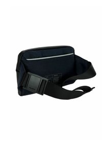Borsa in tessuto nero con tracolla regolabile, scomparto principale con cerniera e inserti riflettenti. Caratterizzata da hardware Fidlock e forma rettangolare.