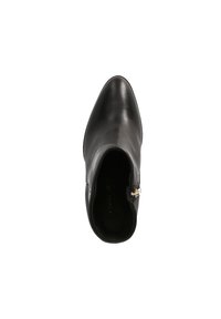 Bottine en cuir noire avec un bout pointu, fermeture à glissière latérale et un design minimaliste. Texture lisse et silhouette élégante.