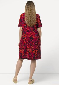 Ulla Popken PRINT - Trikoomekko - magnolia red