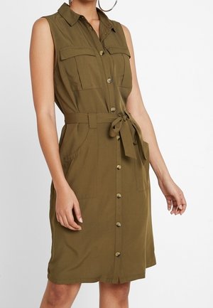 Sukienka bez rękawów w oliwkowym kolorze, zapinana na guziki z przodu, z dwoma kieszeniami na piersi oraz paskiem do wiązania w talii. Wykonana z gładkiej tkaniny o luźnym kroju.