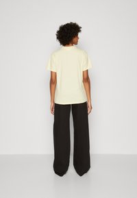 Calvin Klein HERO LOGO REGULAR - Camiseta estampada - mimosa yellow