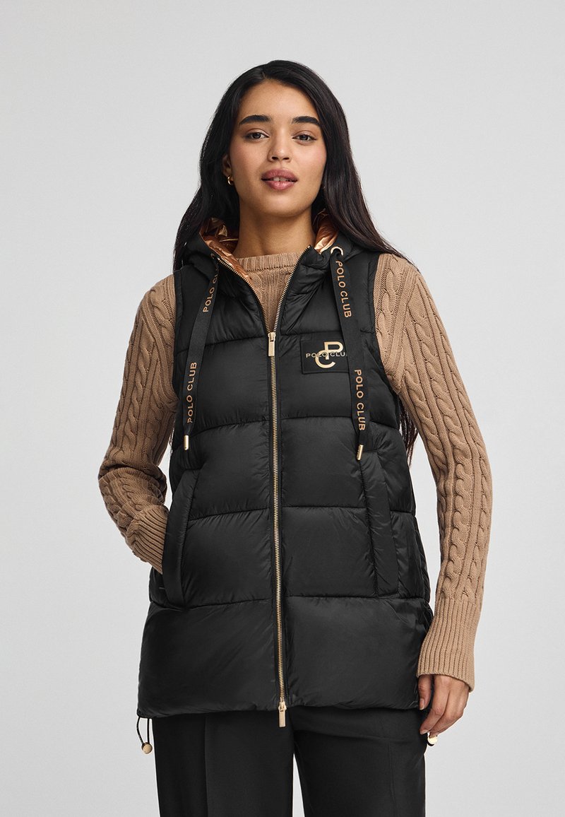 Svart puferväst med gyllen hårdvara, med dragkedja fram, sidofickor och "POLO CLUB"-logotyp på remmarna; fodrad med kontrasterande material.