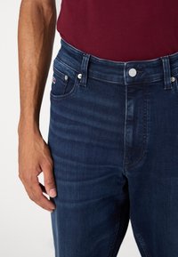 Tommy Jeans SIMON SKINNY - Vaqueros pitillo - denim dark