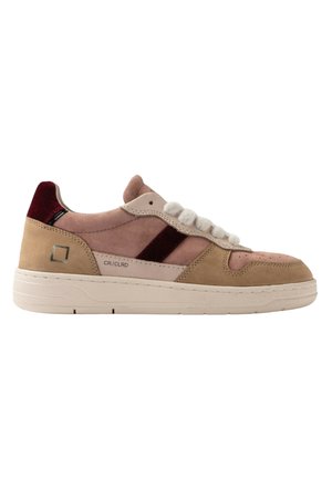 Sneaker basso in suede beige, rosa e bordeaux con suola bianca e lacci bianchi morbidi, logo laterale e area punta traforata.