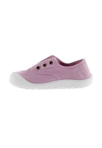 Zapatilla de lona rosa sin cordones con suela de goma blanca y detalles de ojales. Textura suave y diseño de punta redonda. Ligera y flexible.