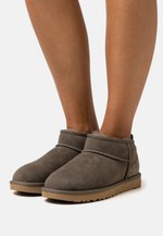 CLASSIC ULTRA MINI - Boots à talons - slate