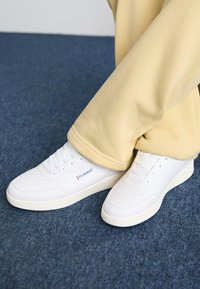 Unselected, bright white
