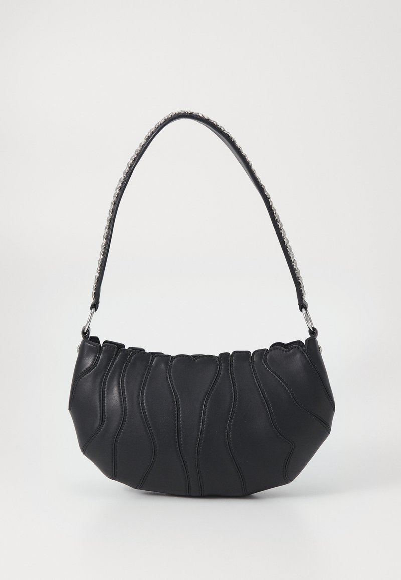 Borsa a tracolla in pelle nera con forma curvata, dettaglio di cucitura ondulata e tracolla in catena argentata. Tessuto liscio, dimensioni compatte.
