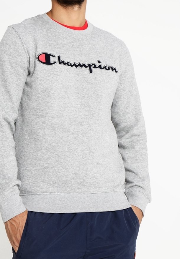 Grauer Sweatshirt aus Baumwollmischung, mit einem großen, gestickten schwarzen "Champion"-Logo mit rotem Akzent, gerippten Bündchen und Saum.