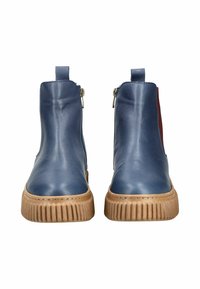 Námořnické modré kožené kotníkové boty se bočními zipy a texturovanou, světle hnědou gumovou podrážkou. Obsahují poutko na zadní straně pro snadné obouvání.