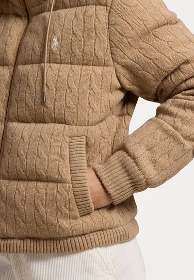 Polo Ralph Lauren CABLE KNIT HOODED DOWN COAT - Páperová bunda - collection camel