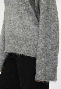 Vero Moda Strikkegenser - medium grey melange