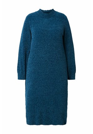 Strikket kjole i mørk teal med en høj, ribbet halsudskæring og lange ærmer. Har en lige, let løs silhuet.