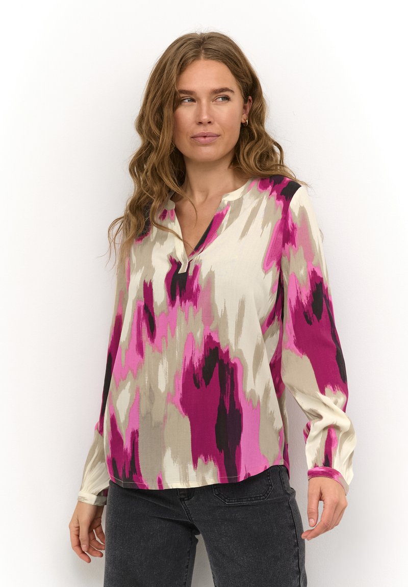 Langsleevige blouse in een crèmekleurige, roze en zwarte abstracte print, met een subtiele V-halslijn en een ontspannen pasvorm. Glad stof met een lichte glans.