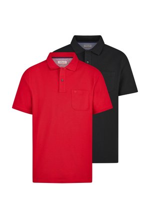 Zwei kurzärmlige Poloshirts, eines rot und eines schwarz, jeweils mit Kragen, zwei Knöpfen und einer Brusttasche, auf weißem Hintergrund präsentiert.