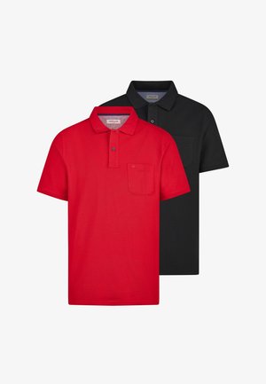 Dwie koszulki polo z krótkim rękawem, jedna czerwona, druga czarna, każda z kołnierzykiem, dwoma guzikami i kieszenią na piersi, prezentowane na białym tle.
