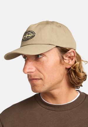 Beige baseball-cap lavet af bomuld, med et sort broderet logo med bølger. Kasketten har en struktureret form og en buet skygge.