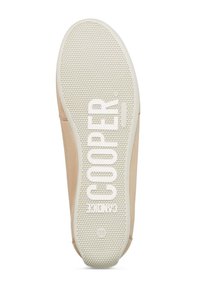 Beige canvas schoen met een gestructureerde witte rubberen zool; voorzien van het reliëfwoord "COOPER" en inclusief een maatmarkerings "38."