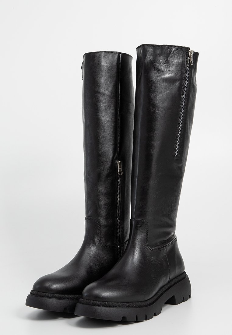 Knöchelhohe schwarze Lederstiefel mit glatter Textur, runder Zehenform und seitlichem Reißverschluss. Dicke Gummisohle für zusätzlichen Höhenunterschied und Haltbarkeit.