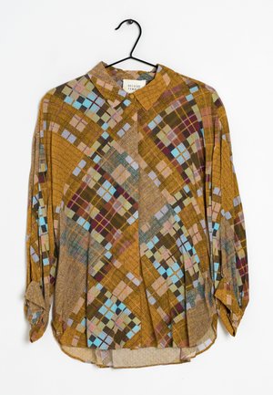 Bruine button-up shirt met een geometrisch ruitpatroon in kleuren zoals groen, blauw, roze en bordeauxrood. Licht gestructureerde stof.