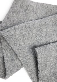 Grau wollener Schal mit einer strukturierten Oberfläche, der ein weiches, flauschiges Finish und ein geschichtetes, fallendes Design aufweist. Die Ränder sind leicht ausgefranst.