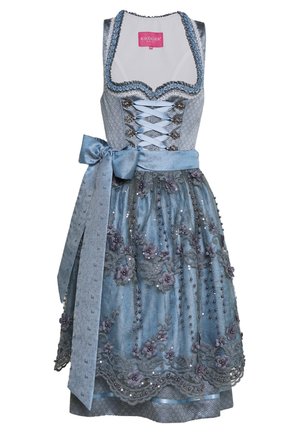 Blå traditionel dirndl-kjole med snøreliv, blomsterbroderet forklæde, dekorative perler og bredt stofsløjfe ved taljen.