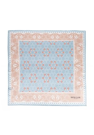Kwadratowa chusta z niebiesko-beżowymi geometrycznymi i kwiatowymi wzorami, ułożonymi w koncentryczne prostokąty, z tekstem "Deni Cler Milano" w rogu.