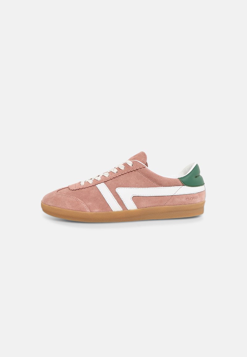 Baskets en daim rose profil bas avec rayures blanches, languette verte au talon, lacets blancs et semelle en gomme sur fond blanc uni.