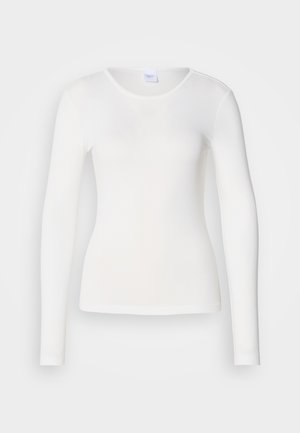 Balta ilga rankovė marškiniai, pagaminti iš minkštos, lygios medžiagos; turi apvalų iškirpimą ir prigludusią formą, be raštų ar puošmenų.