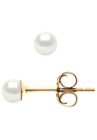 Boucles d'oreilles en ton or avec une grande perle blanche. La perle a une texture lisse et une surface réfléchissante. Comprend un accent en métal courbé sur le tige.
