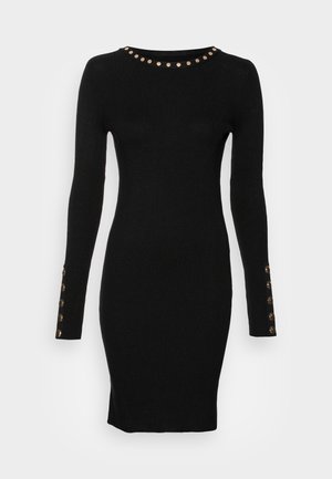 Sort, ribstrikket, tætsiddende midi-kjole med lange ærmer og guldknapdetaljer langs udskæringen og ved ærmekanterne.