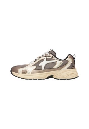 Sneaker sportiva marrone e beige con lacci bianchi, tomaia in mesh e sintetico, logo laterale a forma di stella e suola spessa imbottita con battistrada nero.