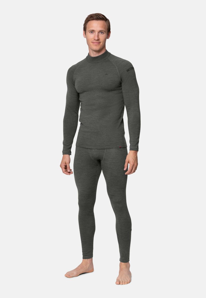 Chemise thermique grise à manches longues avec col montant, assortie à des leggings thermiques. Présente un design sans couture et une structure ajustée.