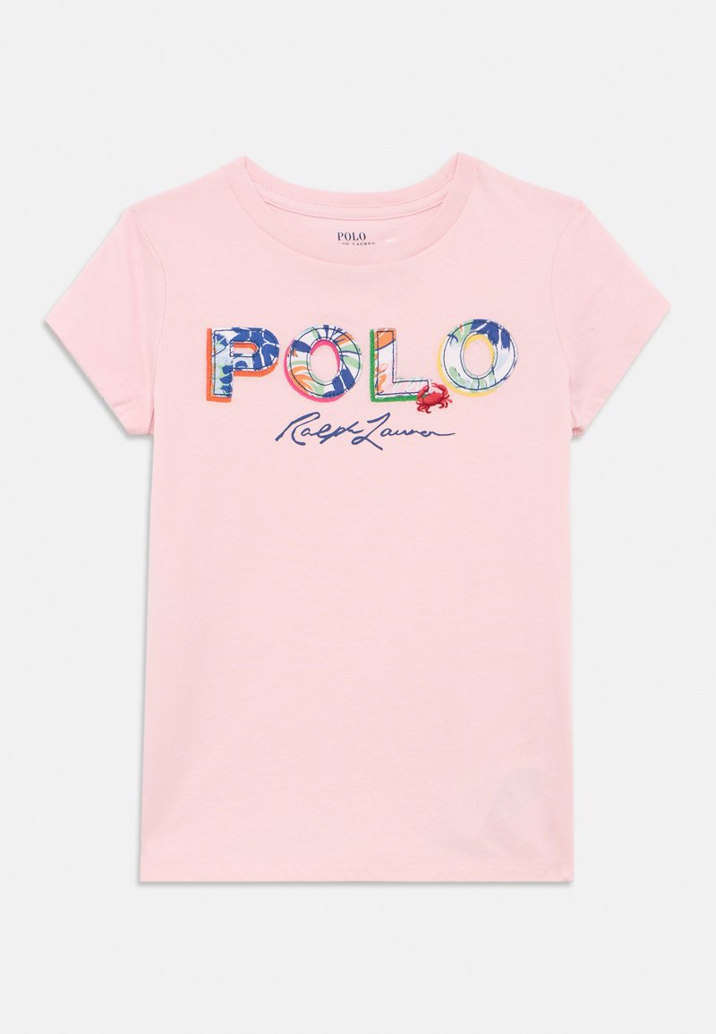 Maglietta a maniche corte rosa chiaro con lettere multicolore "POLO" e scritta "Ralph Lauren" in blu navy al centro sul davanti.