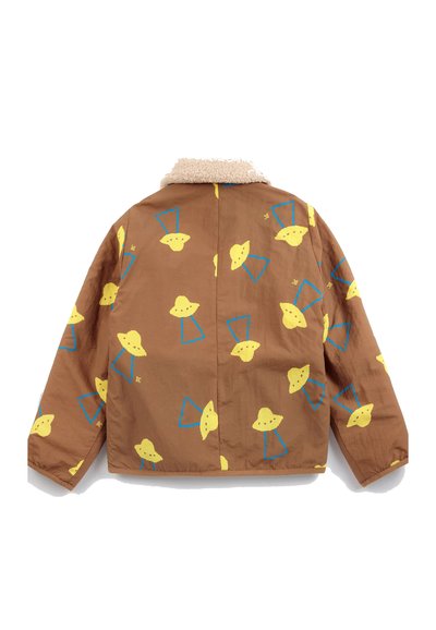 Veste marron avec un OVNI jaune et des motifs géométriques bleus, avec un col sherpa beige clair, vue de dos sur fond blanc.