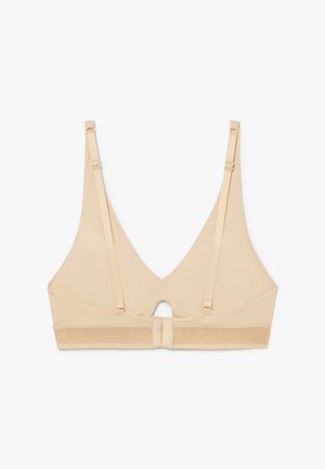 Sujetador beige inalámbrico con tirantes ajustables y cierre de gancho y ojo, con un pequeño corte en forma de ojo de cerradura en el centro de la espalda.