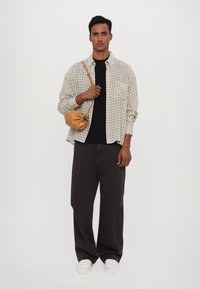 Bonastre BON BON UNISEX - Soma ar siksnu pāri ķermenim - shiny camel