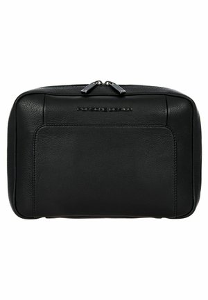 Borsa rettangolare nera in pelle con finitura testurizzata, dotata di chiusura con cerniera e tasca frontale. Logo del marchio impresso nella parte superiore.
