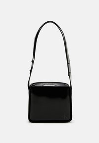 Borsa a mano in pelle verniciata nera, con forma rettangolare, design elegante e una tracolla sottile. Dettaglio logo ben visibile sul fronte.