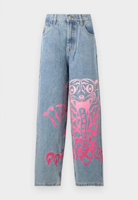 Φαρδιά τζιν σε ανοιχτό μπλε χρώμα με μεγάλο ροζ γραφικό ενός στυλιζαρισμένου ζώου και τη λέξη "ICECREAM" στο μπροστινό δεξί πόδι.