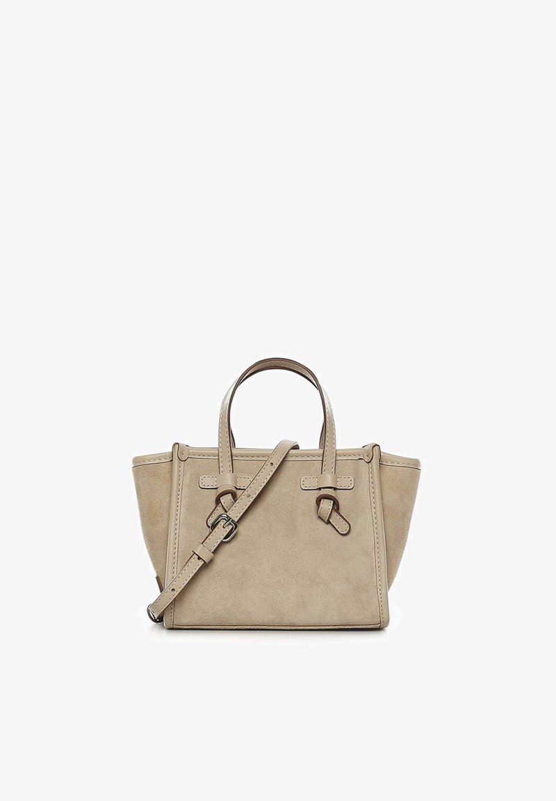 Bolso de ante beige con asas cortas, correa de hombro ajustable y forma trapezoidal estructurada sobre fondo blanco.