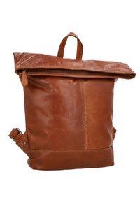 Brązowy skórzany plecak z złożonym wierzchem, zamknięciem na zamek błyskawiczny i regulowanymi paskami. Posiada gładką fakturę oraz subtelne detale w postaci przeszyć.