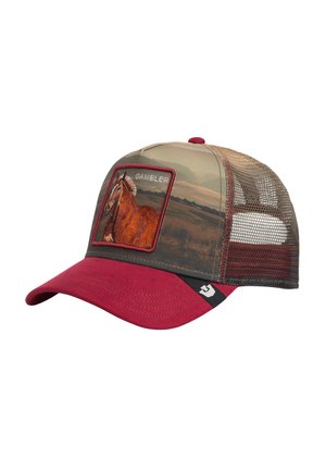 Gorra de béisbol con visera roja y parte trasera de malla, con un parche de un caballo marrón y la palabra "GAMBLER" en el panel frontal.