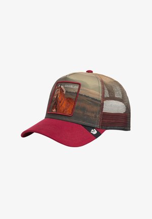 Gorra de béisbol con visera roja y parte trasera de malla, con un parche de un caballo marrón y la palabra "GAMBLER" en el panel frontal.
