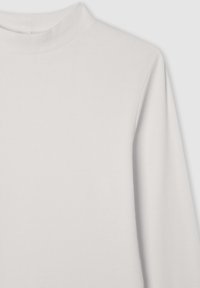 Maglietta bianca a maniche lunghe con collo alto. Tessuto liscio, design aderente e leggero allungamento. Linee pulite senza cuciture visibili.