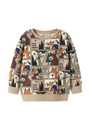 Sweat-shirt beige à manches longues pour enfants avec des scènes animées de la faune comprenant un ours, un renard, des arbres, un feu de camp et un texte sur le camping et la nature.