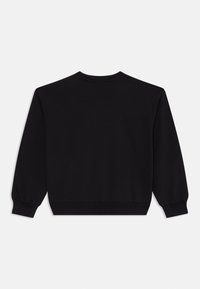 Sudadera negra con cuello redondo, puños y dobladillo acanalados. Confeccionada con tejido suave, presenta una textura lisa y un diseño sencillo.