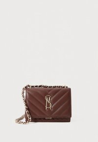 Braune gesteppt Lederhandtasche mit einem goldfarbenen Logo und Kettenriemen. Verfügt über einen Klappverschluss und eine strukturierte Oberfläche mit diagonalen Mustern.